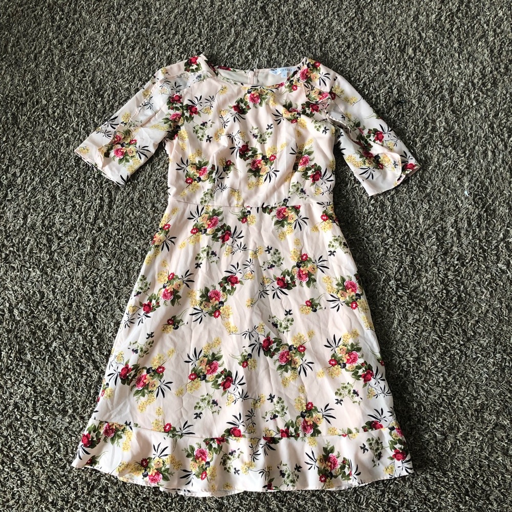 Beautiful floral Downeast dress with ruffle sleeves